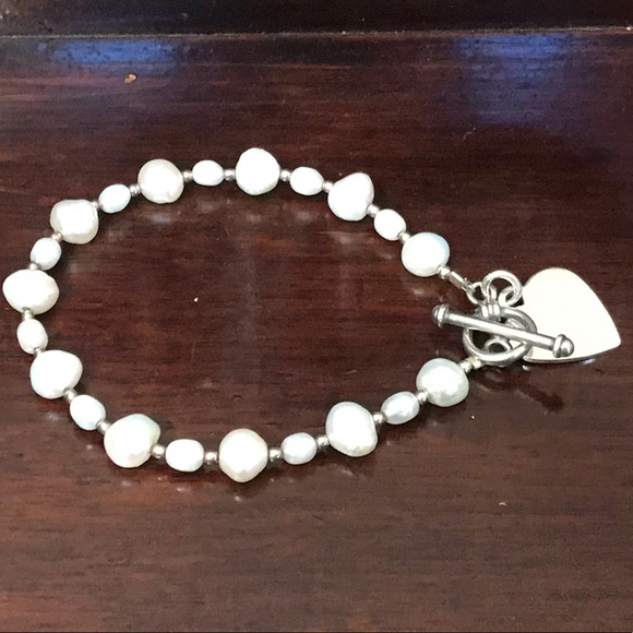 EUC! FAUX PEARL AND HEART BRACELET - Picture 4 of 5